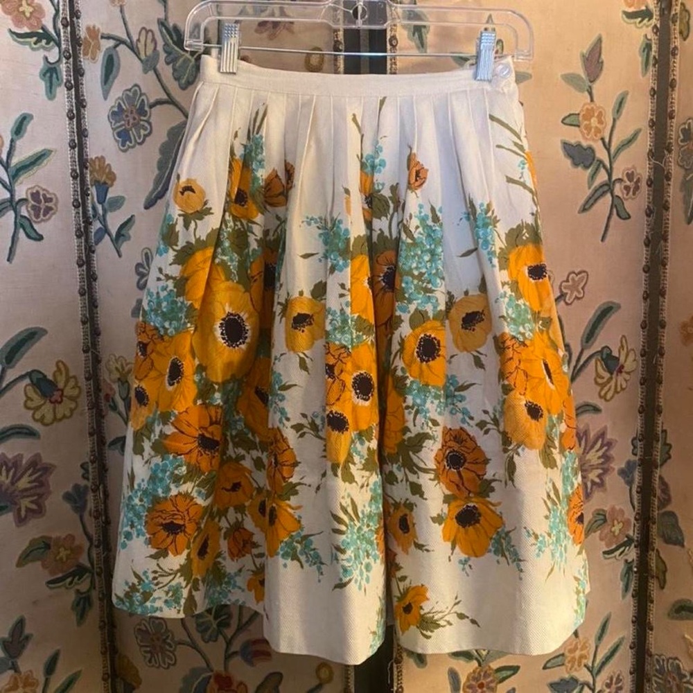 Beautiful vintage poppy floral 50’s skirt